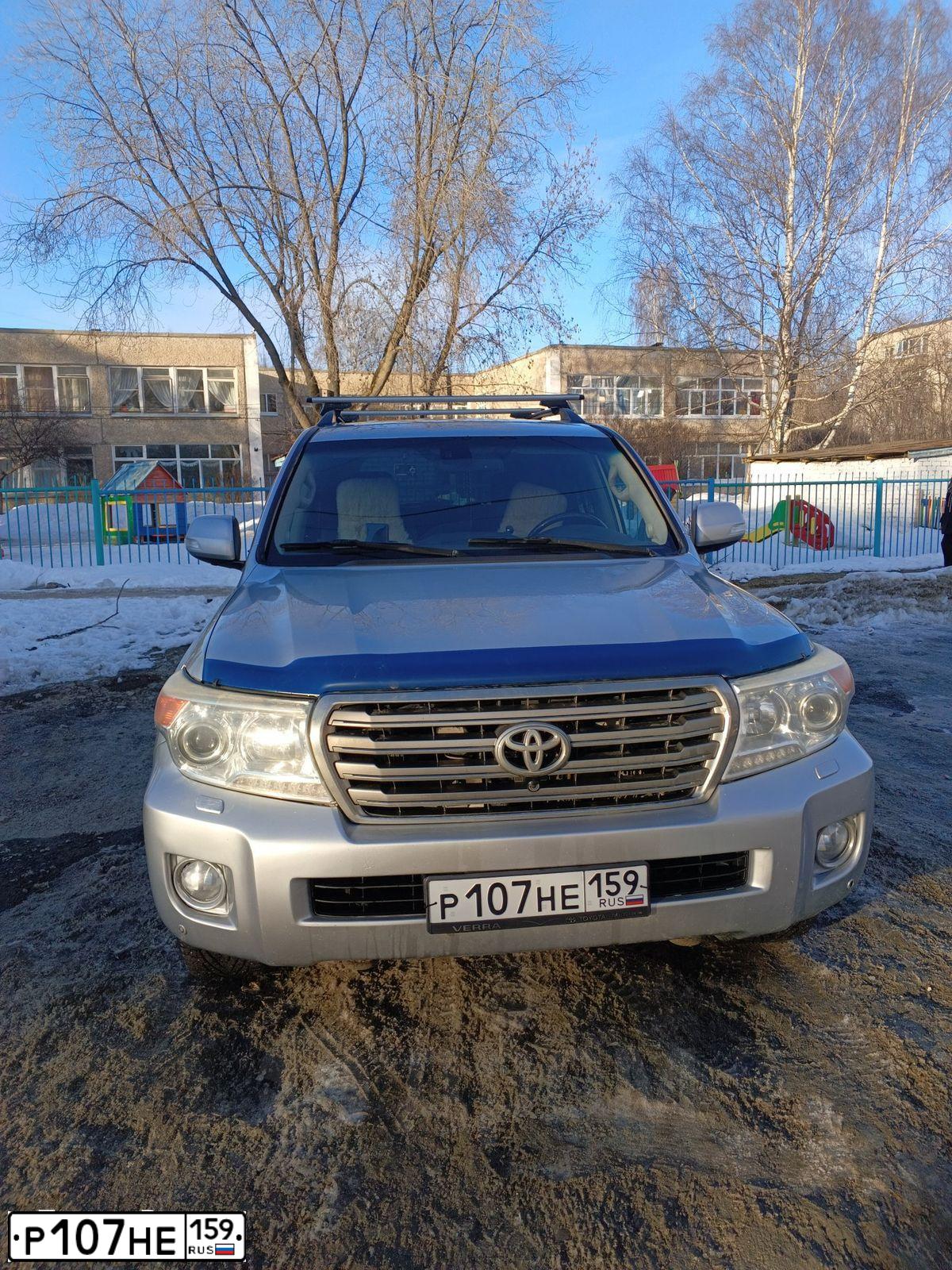Фото автомобиля TOYOTA LANDCRUISER 200, 2012 — госномер Х999НМ59. Цвет: СЕРЕБРИСТЫЙ