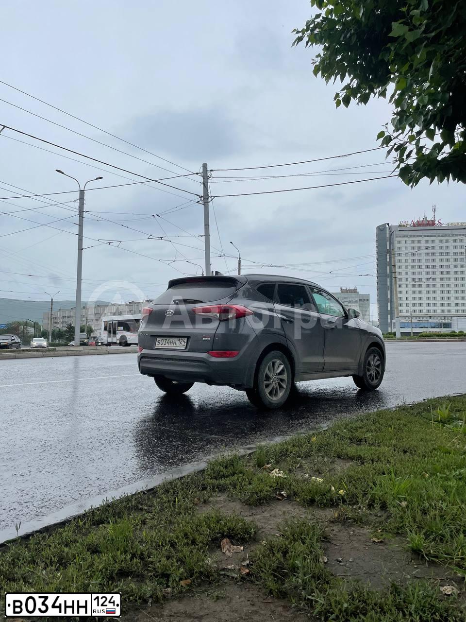 Фото автомобиля HYUNDAI TUCSON, 2016 — госномер В034НН124. Цвет: ТЕМНО-СЕРЫЙ