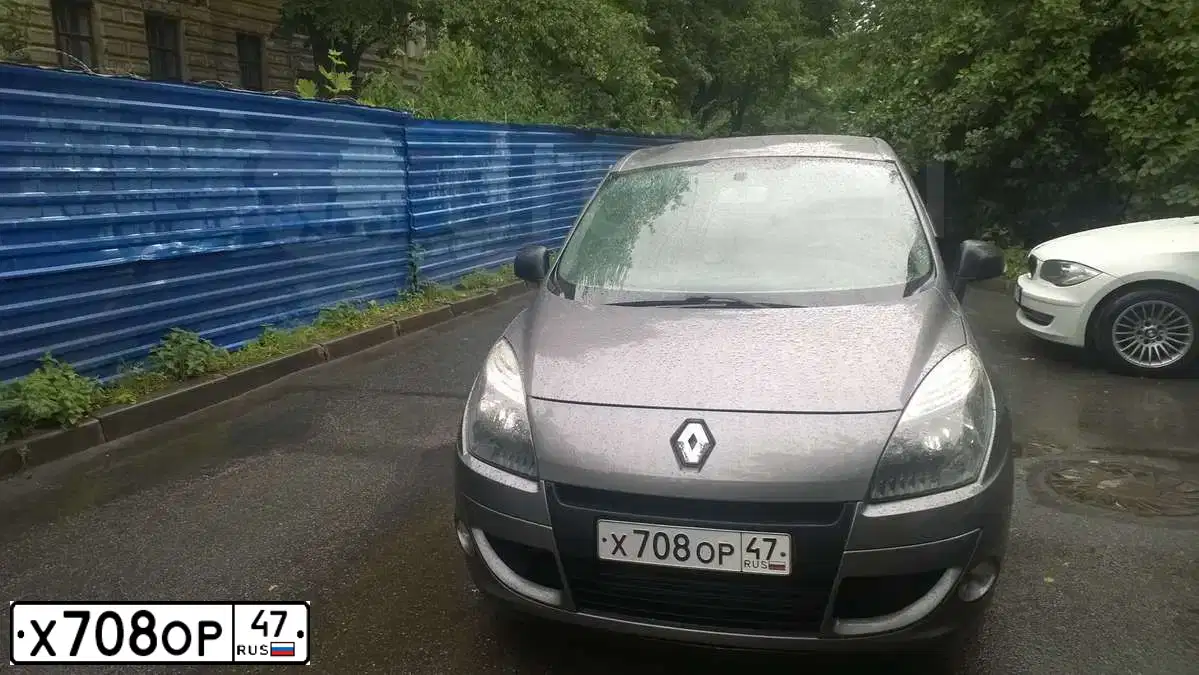 Фото автомобиля RENAULT MEGANE /GRAND/ SCENIC, 2009 — госномер С092ТР198. Цвет: СЕРЫЙ