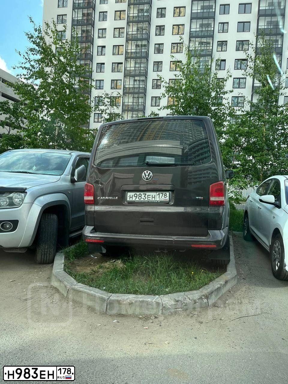 Фото автомобиля VOLKSWAGEN CARAVELLE, 2012 — госномер Н983ЕН178. Цвет: Коричневый