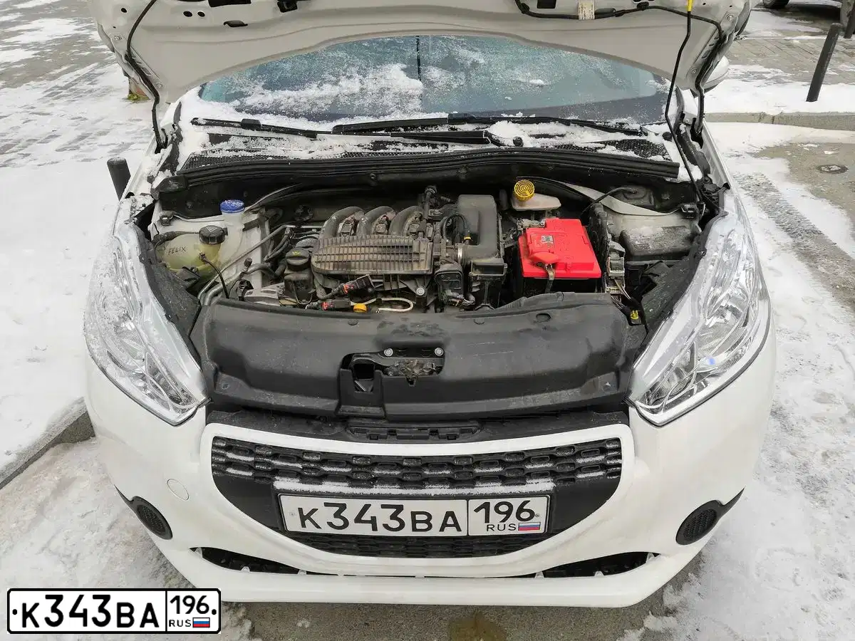 Фото автомобиля PEUGEOT 208, 2013 — госномер К343ВА196. Цвет: БЕЛЫЙ