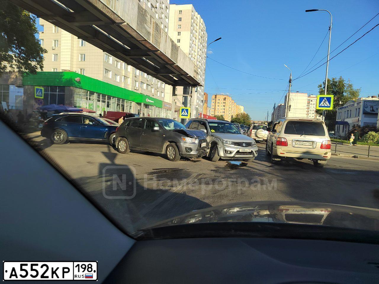 Фото автомобиля LEXUS LX, 2004 — госномер А552КР198. Цвет: СВЕТЛОБЕЖЕВЫЙ