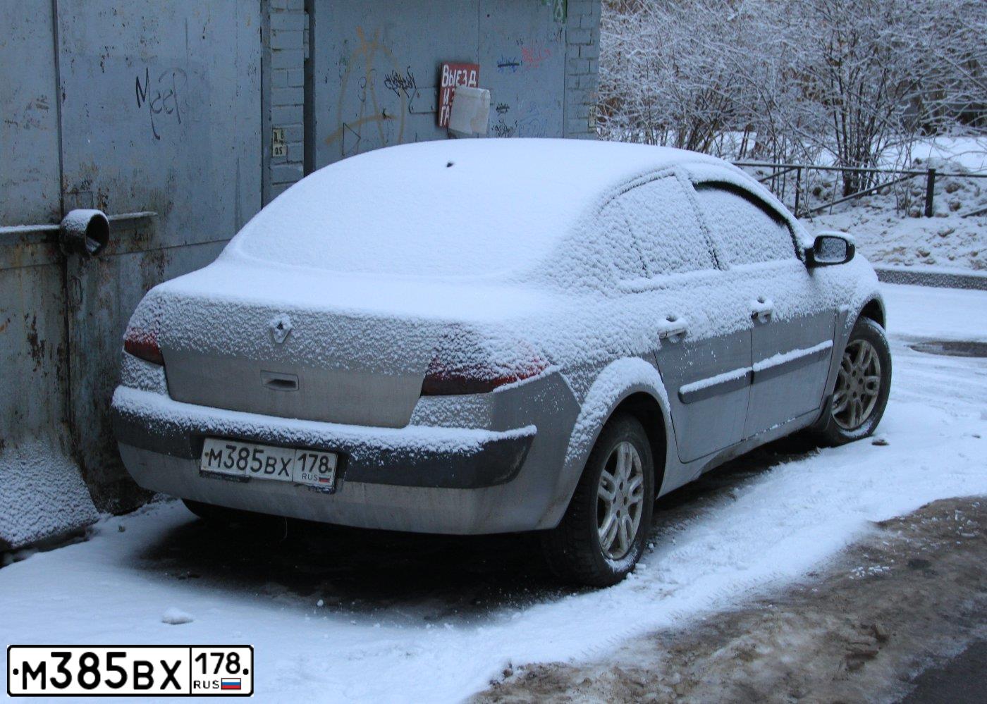 Фото автомобиля RENAULT MEGANE, 2005 — госномер М385ВХ178. Цвет: СЕРО-БЕЖЕВЫЙ