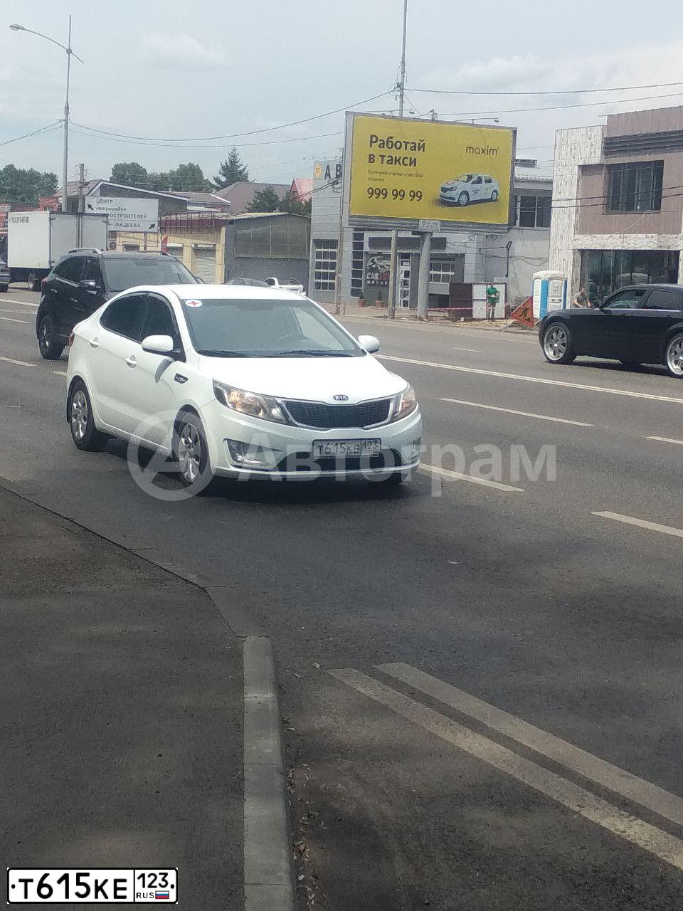 Фото автомобиля KIA RIO, 2012 — госномер Т615КЕ123. Цвет: БЕЛЫЙ