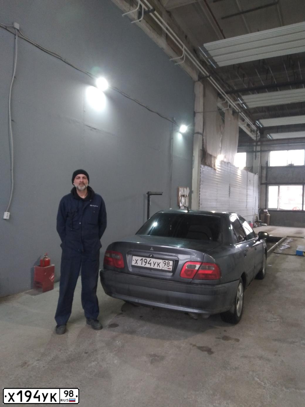 Фото автомобиля MITSUBISHI CARISMA, 2002 — госномер Х194УК98. Цвет: СЕРЫЙ