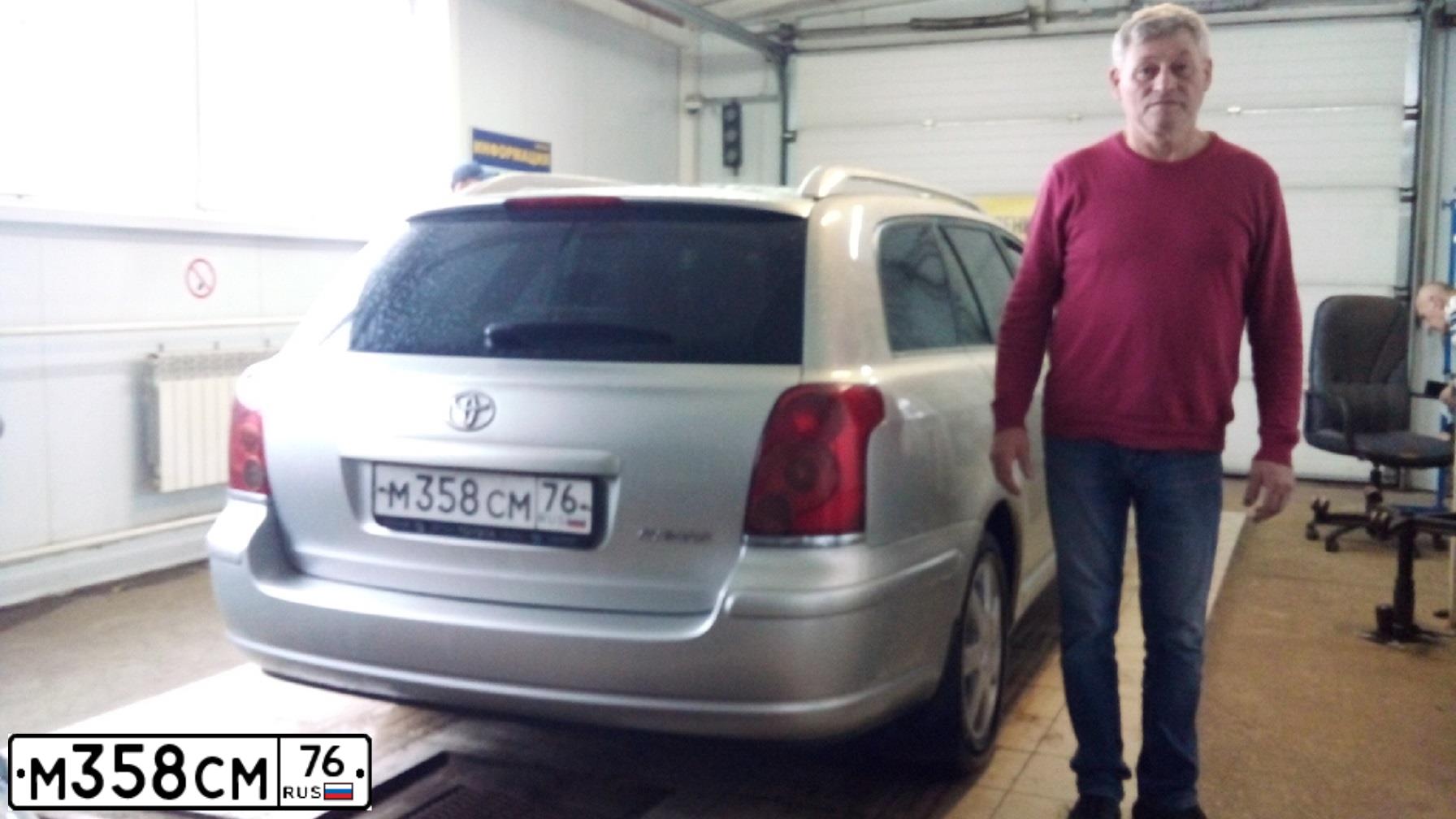 Фото автомобиля TOYOTA AVENSIS, 2003 — госномер М358СМ76. Цвет: СВЕТЛО-СЕРЫЙ