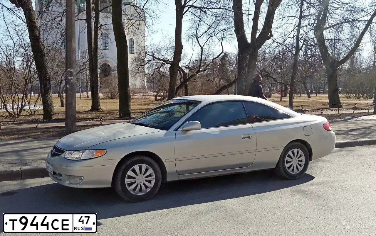 Фото автомобиля TOYOTA CAMRY, 2000 — госномер Т944СЕ47. Цвет: серебристый