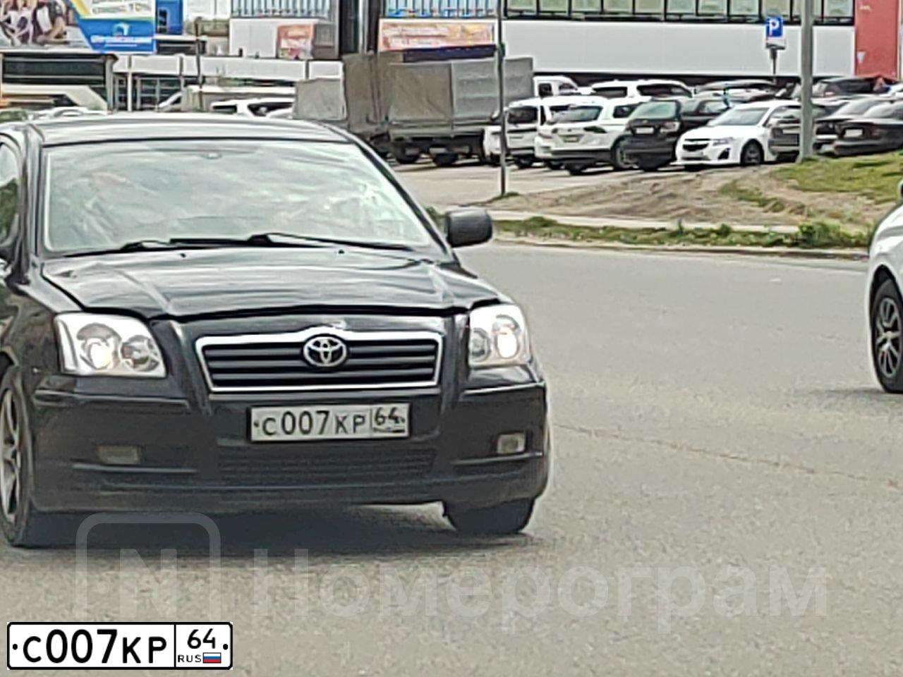 Фото автомобиля TOYOTA AVENSIS, 2004 — госномер Т770ТТ64. Цвет: ЧЕРНЫЙ