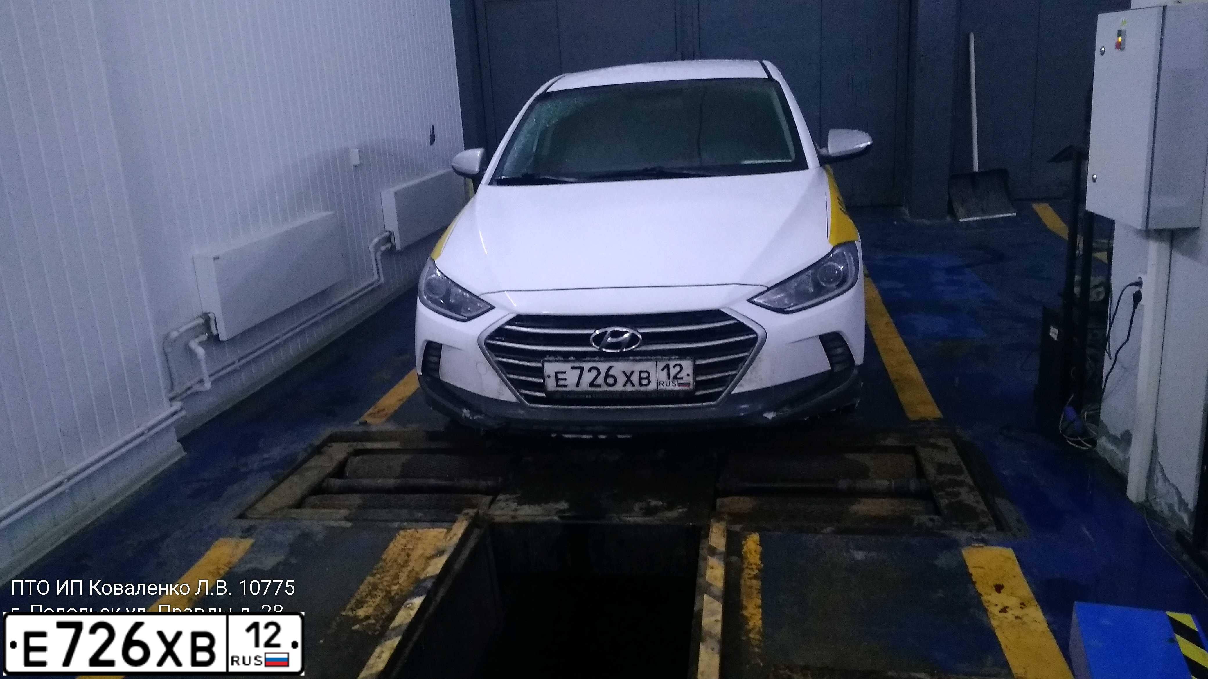 Фото автомобиля HYUNDAI ELANTRA, 2018 — госномер Е726ХВ12. Цвет: БЕЛЫЙ-ЖЕЛТЫЙ-СЕРЫЙ