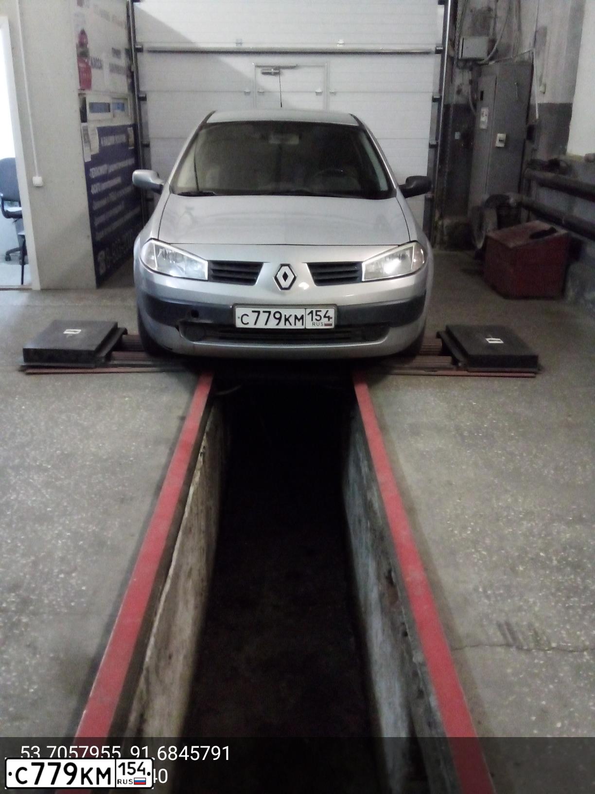 Фото автомобиля RENAULT MEGANE, 2005 — госномер Р268ХА124. Цвет: СЕРЫЙ