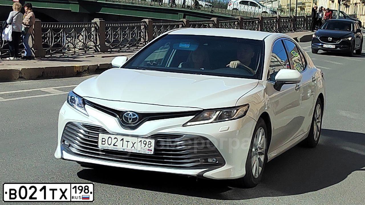 Фото автомобиля TOYOTA CAMRY, 2019 — госномер В021ТХ198. Цвет: БЕЛЫЙ ПЕРЛАМУТР