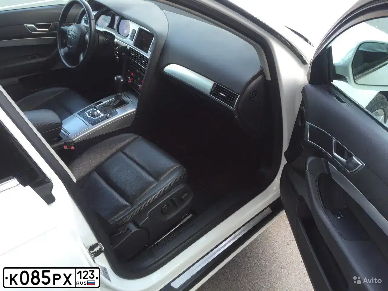 Фото автомобиля AUDI A6, 2011 — госномер Е333НК161. Цвет: Белый