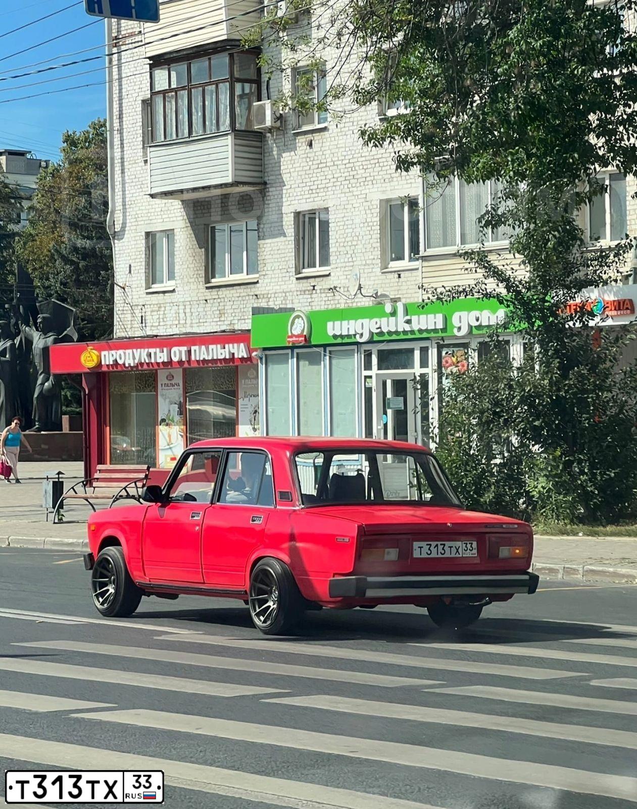Фото автомобиля LADA 2105, 1981 — госномер К631УЕ33. Цвет: Красный
