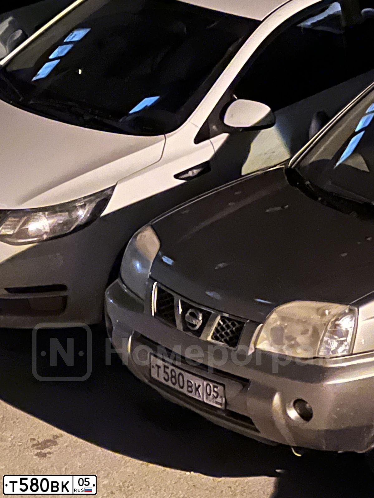 Фото автомобиля NISSAN X-TRAIL, 2005 — госномер М449ВО190. Цвет: Серый