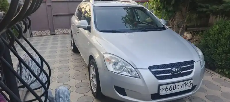 Фото автомобиля KIA CEE'D, 2008 — госномер Р660СУ161. Цвет: СЕРЕБРИТЫЙ