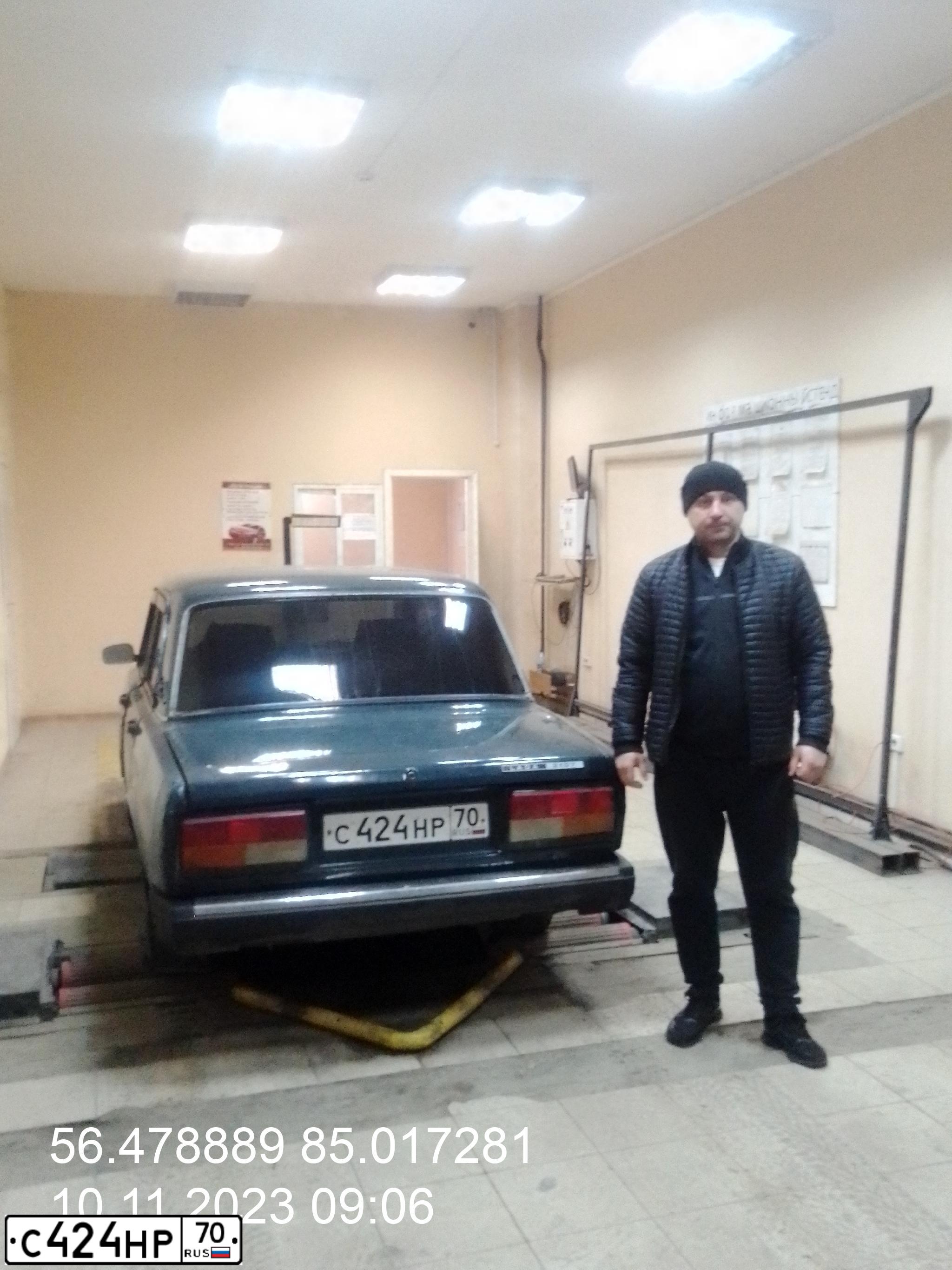 Фото автомобиля LADA 2107, 2007 — госномер С424НР70. Цвет: Темно-зеленый