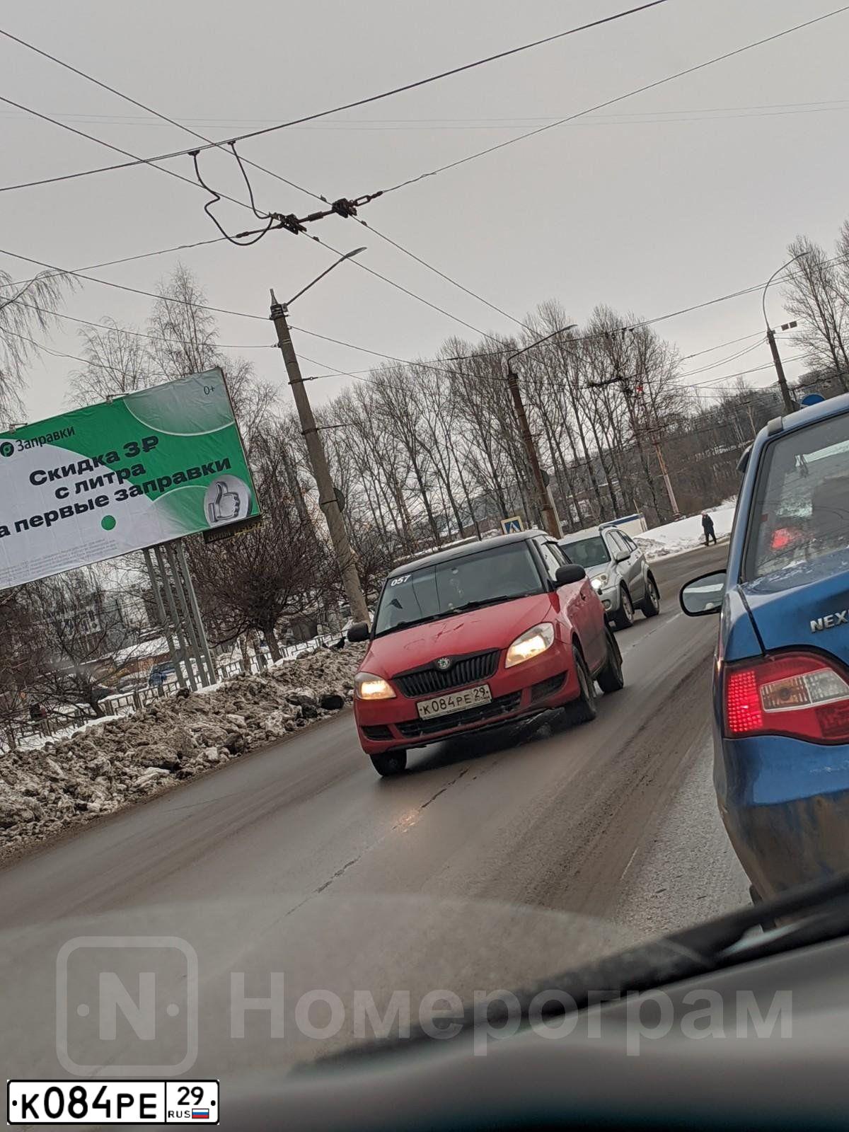 Фото автомобиля SKODA FABIA, 2012 — госномер К084РЕ29. Цвет: КРАСНЫЙ