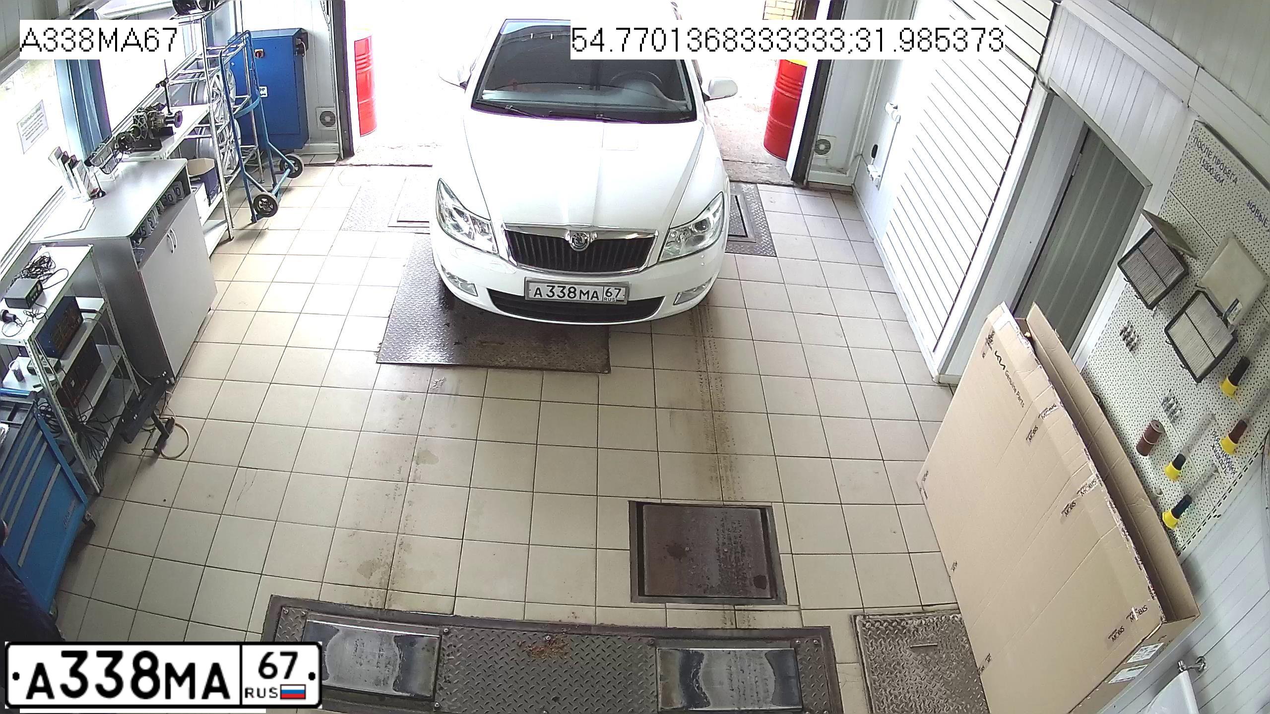 Фото автомобиля SKODA OCTAVIA, 2010 — госномер Н555МС48. Цвет: Белый