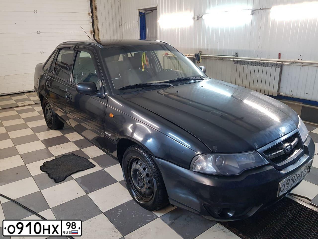 Фото автомобиля DAEWOO NEXIA, 2010 — госномер О910НХ98. Цвет: ЧЕРНЫЙ