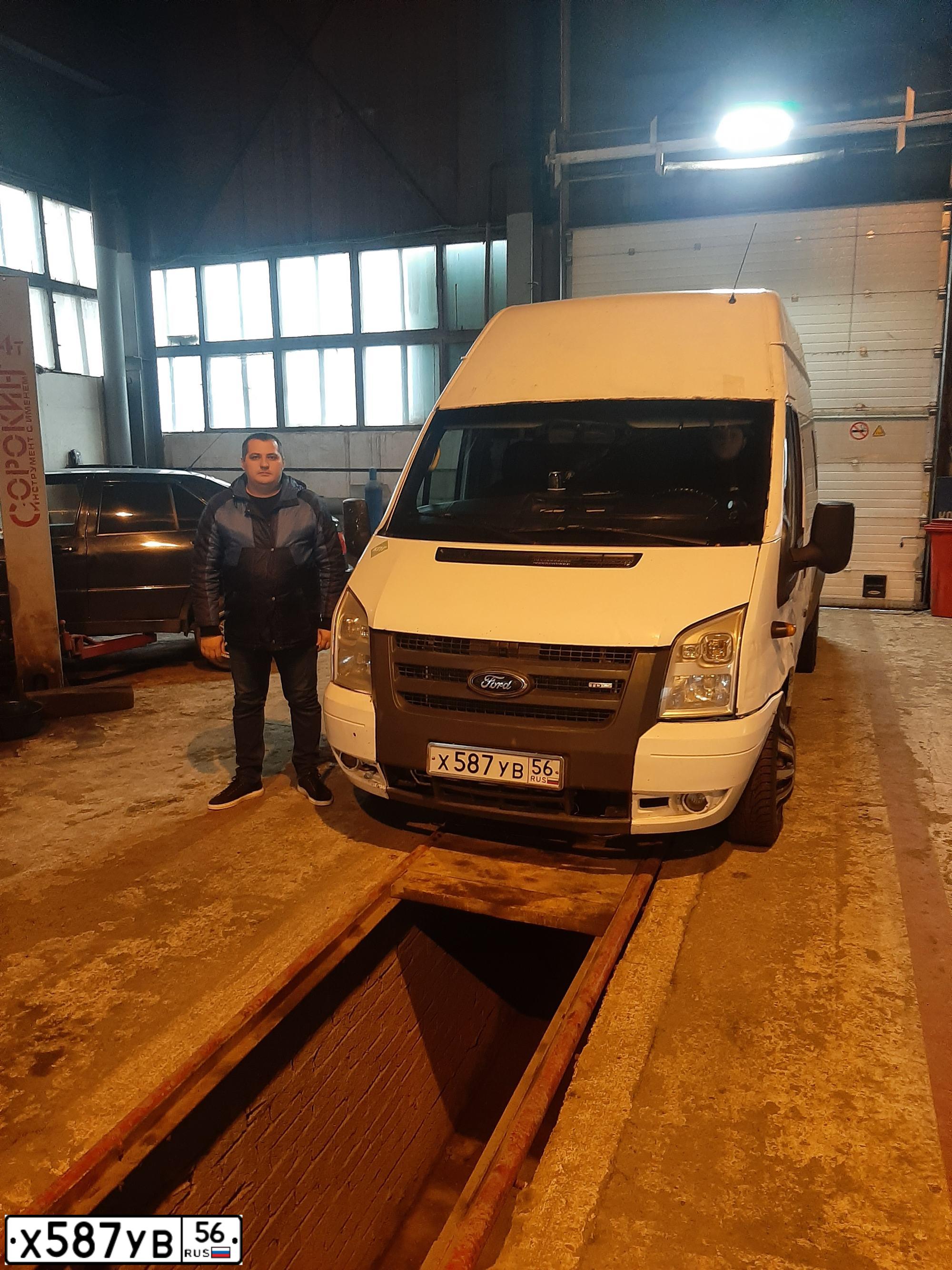 Фото автомобиля FORD TRANSIT, 2009 — госномер Х587УВ56. Цвет: Белый