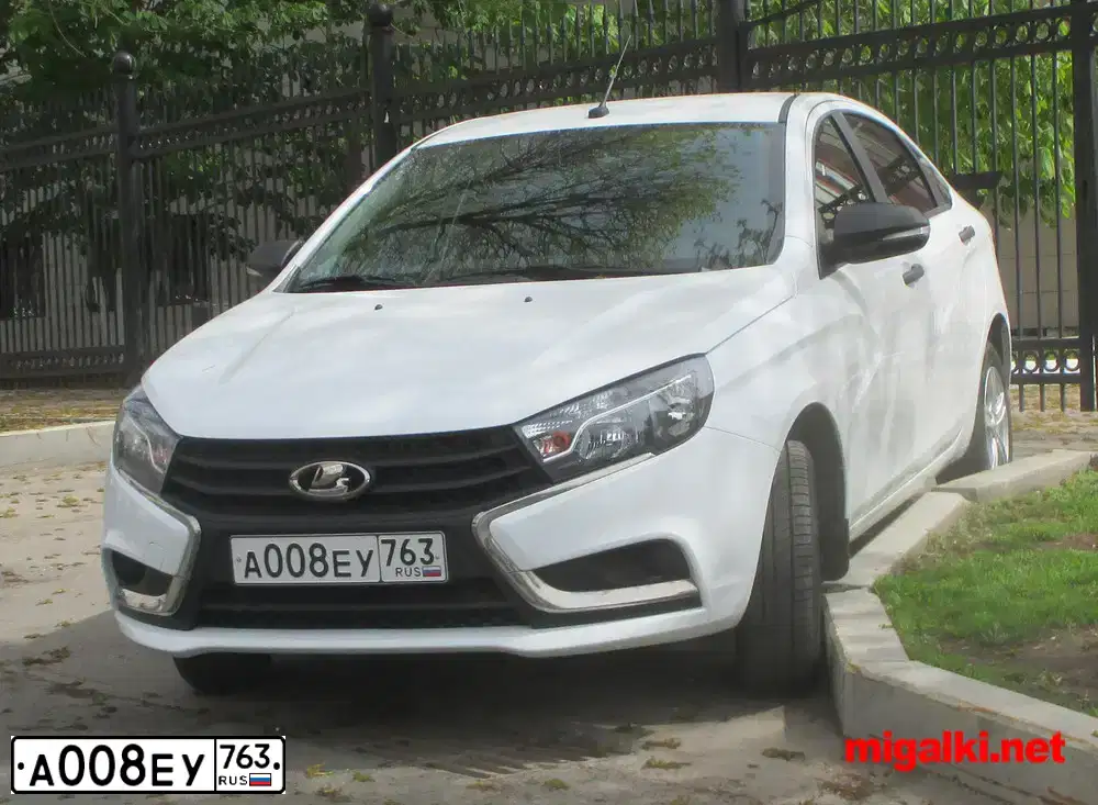 Фото автомобиля LADA VESTA, 2018 — госномер А008ЕУ763. Цвет: БЕЛЫЙ