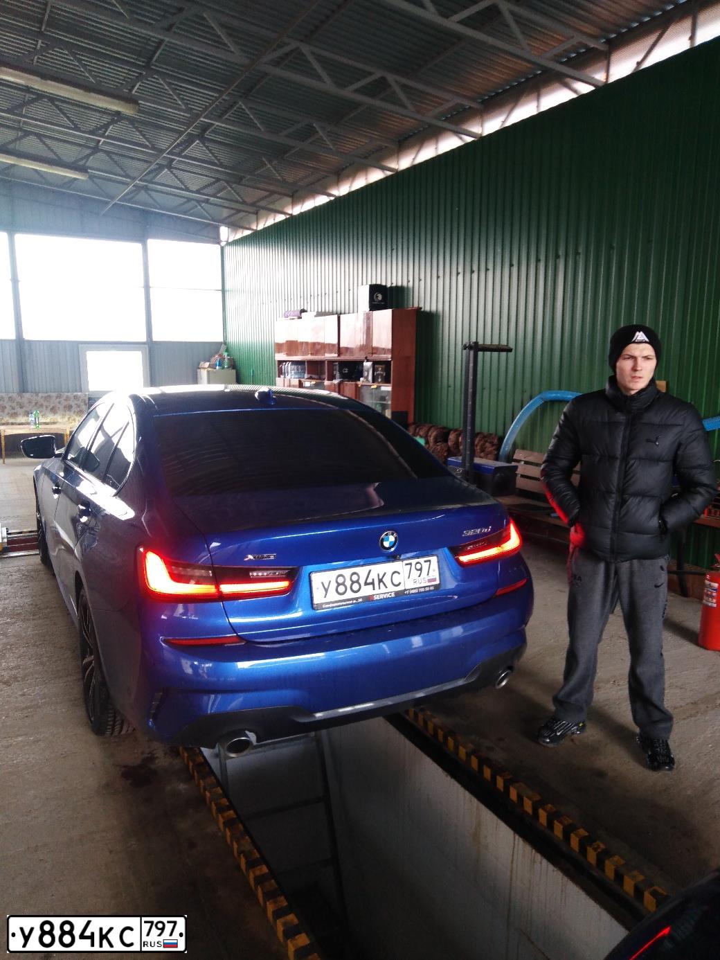 Фото автомобиля BMW 320D, 2019 — госномер Е425КА977. Цвет: синий