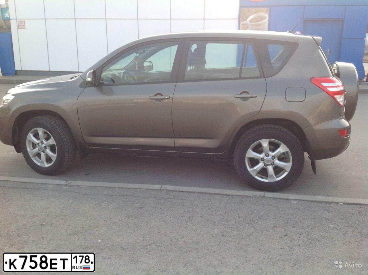 Фото автомобиля TOYOTA RAV4, 2011 — госномер К758ЕТ178. Цвет: бронзовый