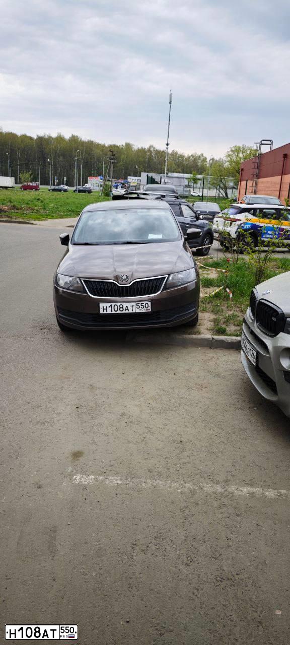 Фото автомобиля SKODA RAPID, 2017 — госномер Н108АТ550. Цвет: Коричневый