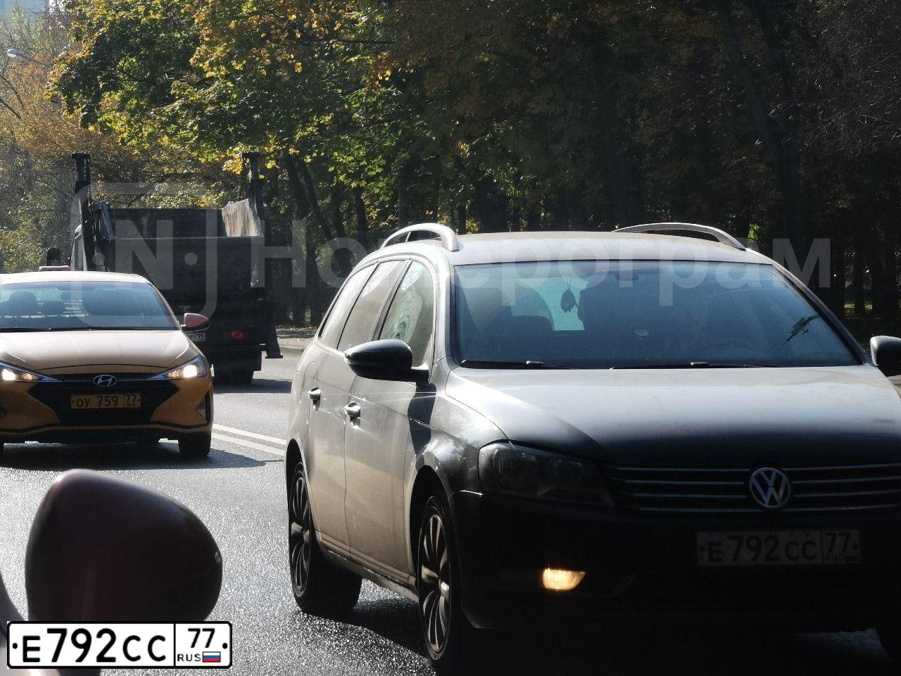 Фото автомобиля VOLKSWAGEN PASSAT, 2012 — госномер Е792СС77. Цвет: Серый