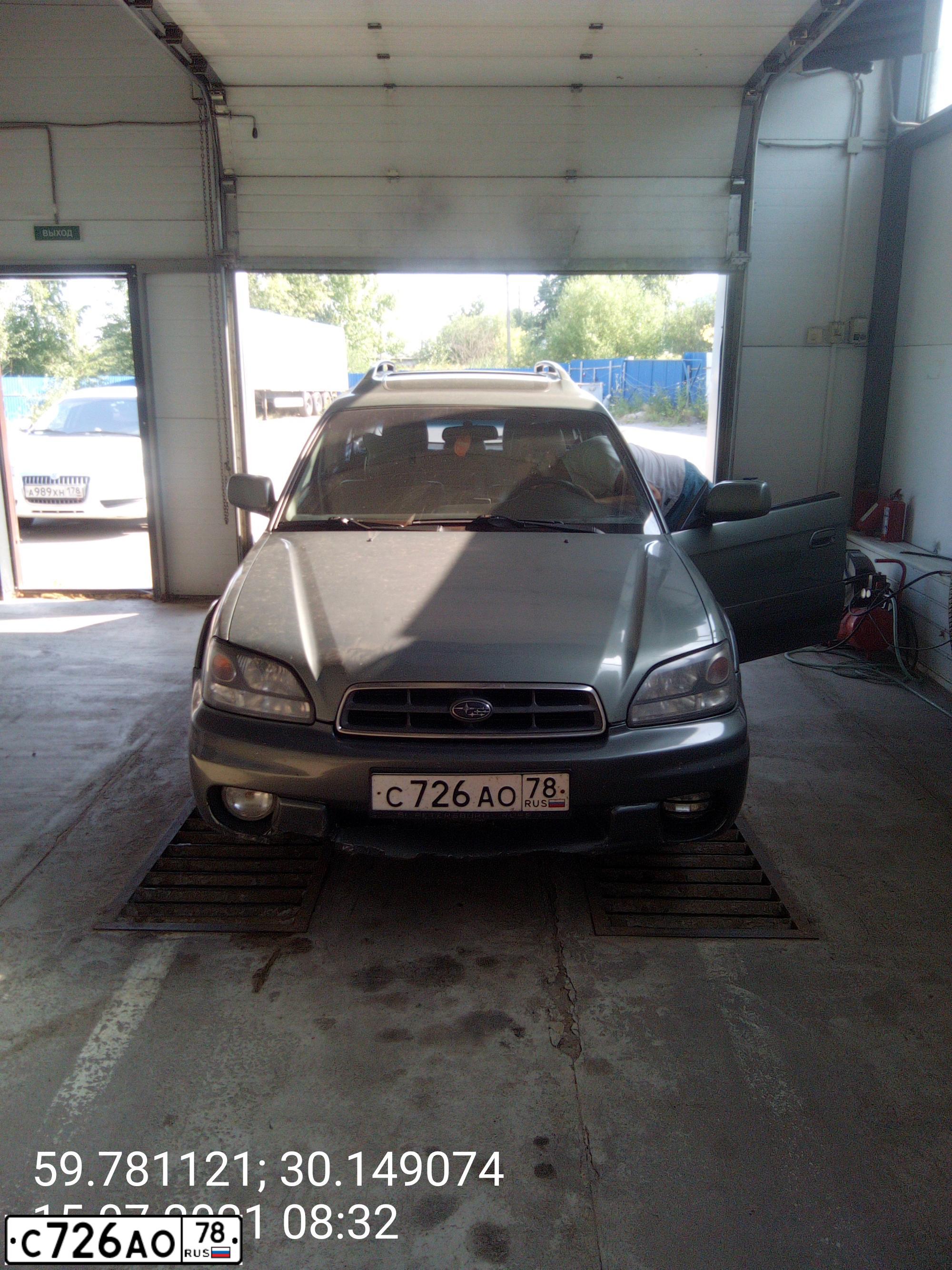 Фото автомобиля SUBARU OUTBACK, 2001 — госномер С726АО78. Цвет: СЕРЫЙ