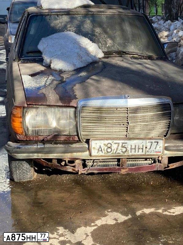 Фото автомобиля MERCEDES E-KLASSE, 1977 — госномер А875НН77. Цвет: ТЕМНО-КРАСНЫЙ