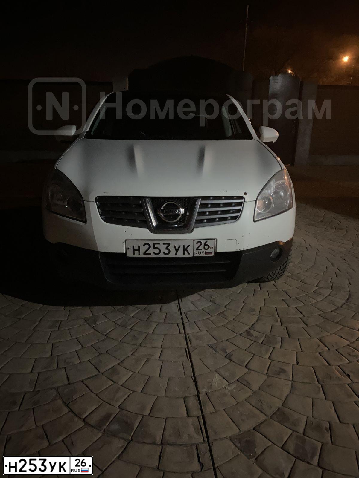 Фото автомобиля NISSAN QASHQAI, 2008 — госномер Н253УК26. Цвет: БЕЛЫЙ