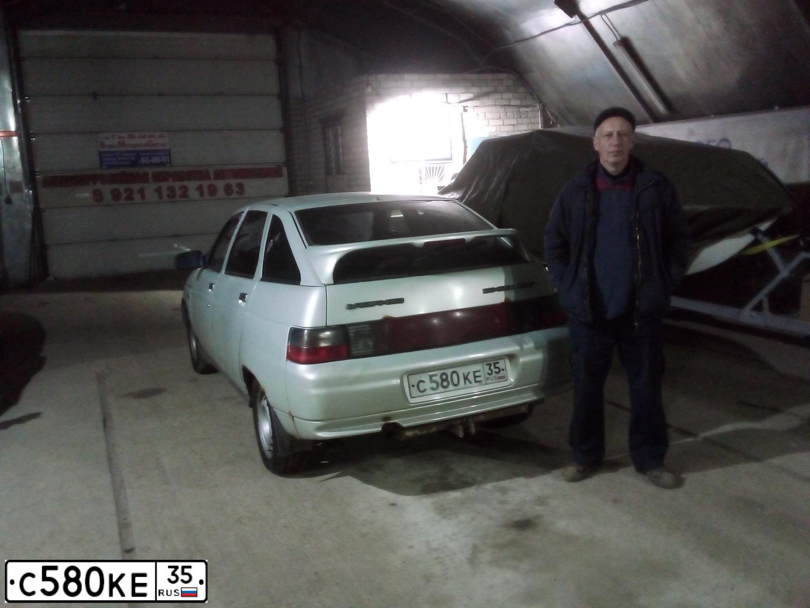 Фото автомобиля LADA 2112, 2004 — госномер С580КЕ35. Цвет: МОЛОЧНО-БЕЛЫЙ СЕРЕБРИСТЫЙ