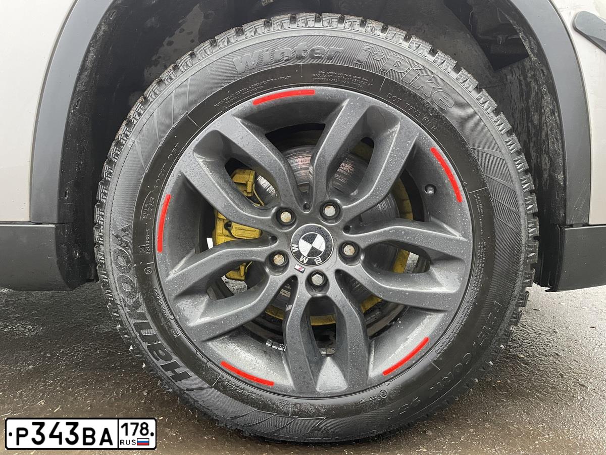 Фото автомобиля BMW X1, 2013 — госномер Р897ЕР977. Цвет: СВЕТЛО-БЕЖЕВЫЙ