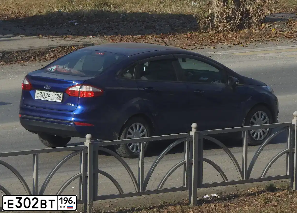 Фото автомобиля FORD FIESTA / ASPIRE, 2015 — госномер Е302ВТ196. Цвет: СИНИЙ