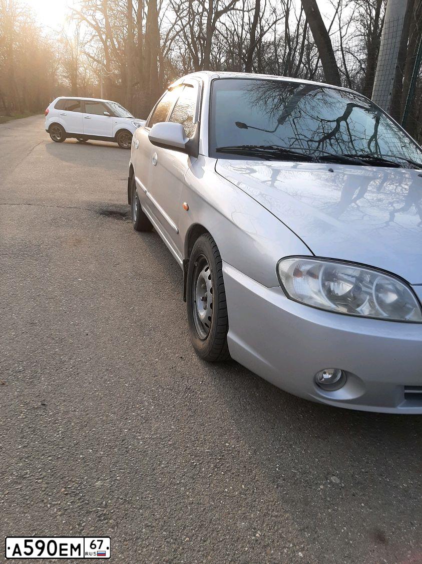 Фото автомобиля KIA SPECTRA, 2008 — госномер А566РУ51. Цвет: АЛМАЗНОЕ СЕРЕБРО