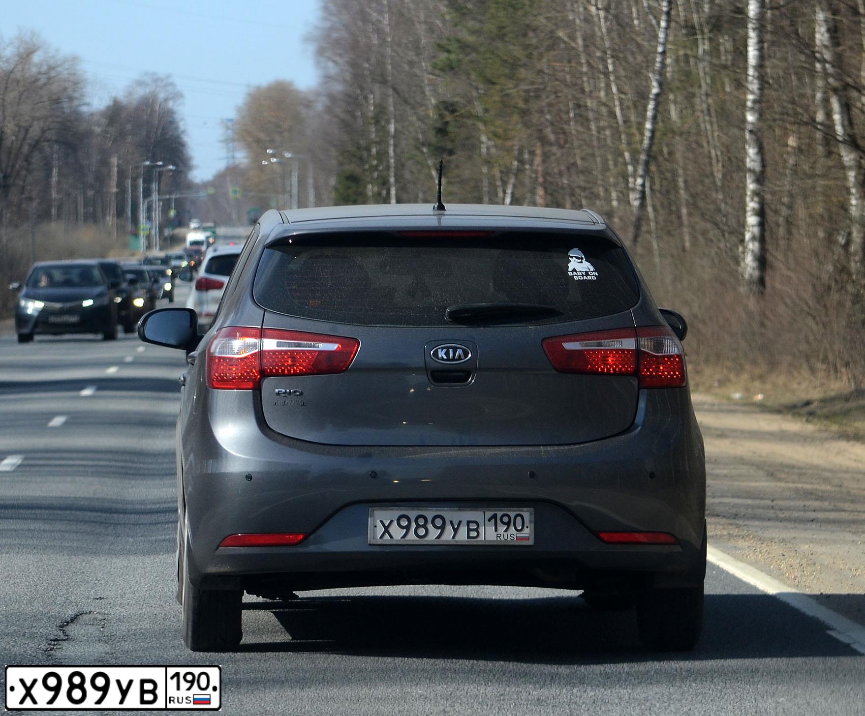 Фото автомобиля KIA RIO, 2012 — госномер Х989УВ190. Цвет: СЕРЫЙ