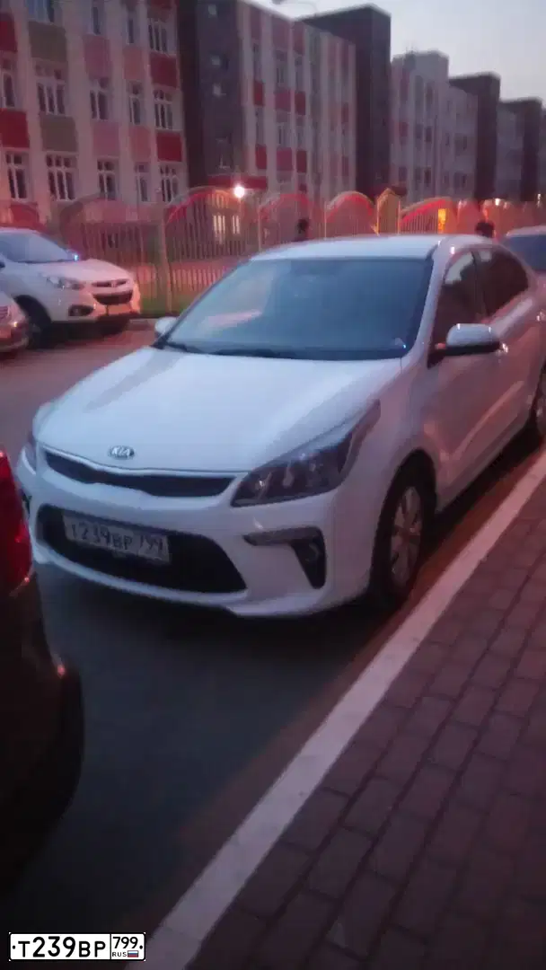 Фото автомобиля KIA RIO, 2017 — госномер Е627НЕ51. Цвет: Белый