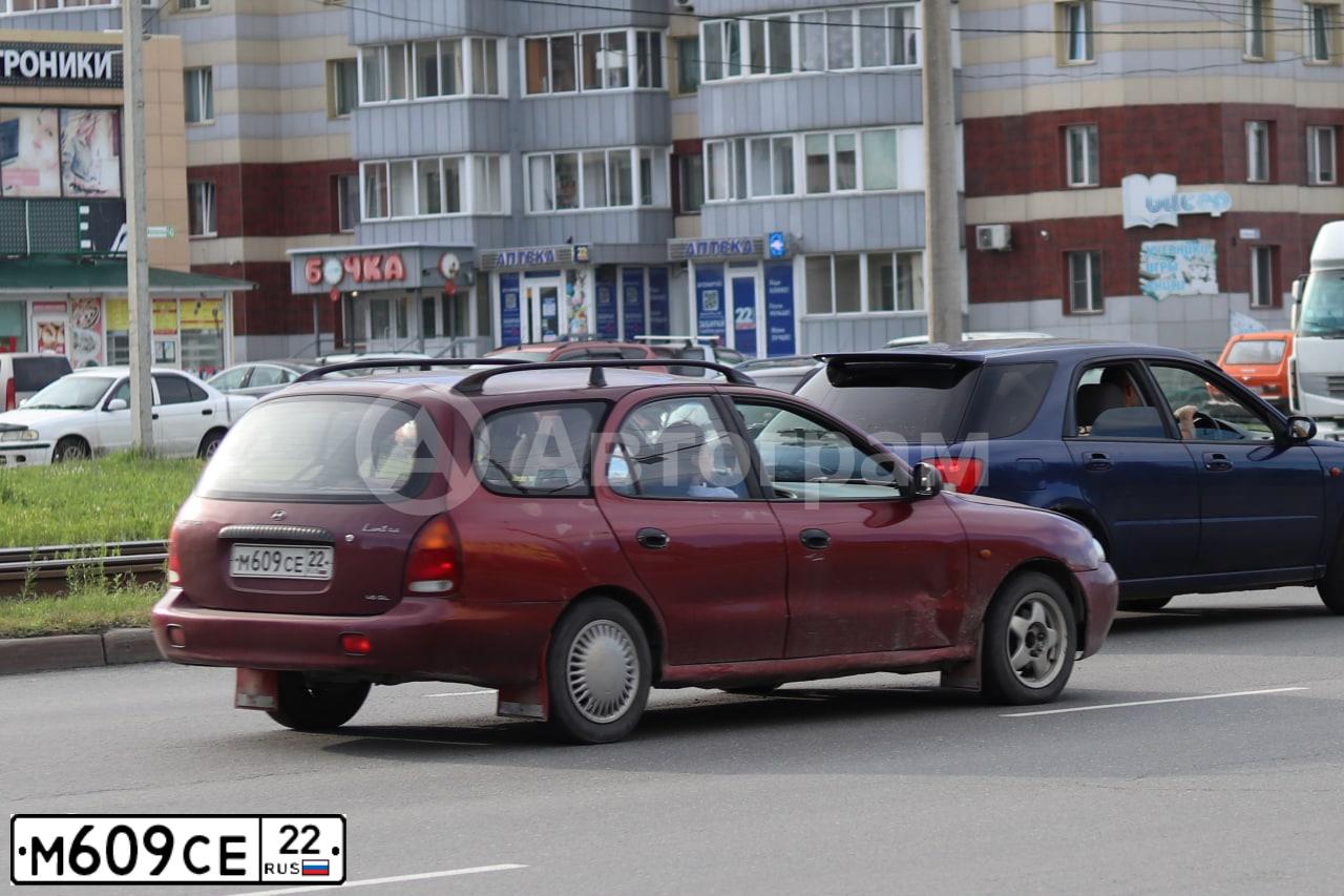 Фото автомобиля HYUNDAI I ELANTRA, 1997 — госномер М609СЕ22. Цвет: КРАСНЫЙ(ВИШНЕВЫЙ)
