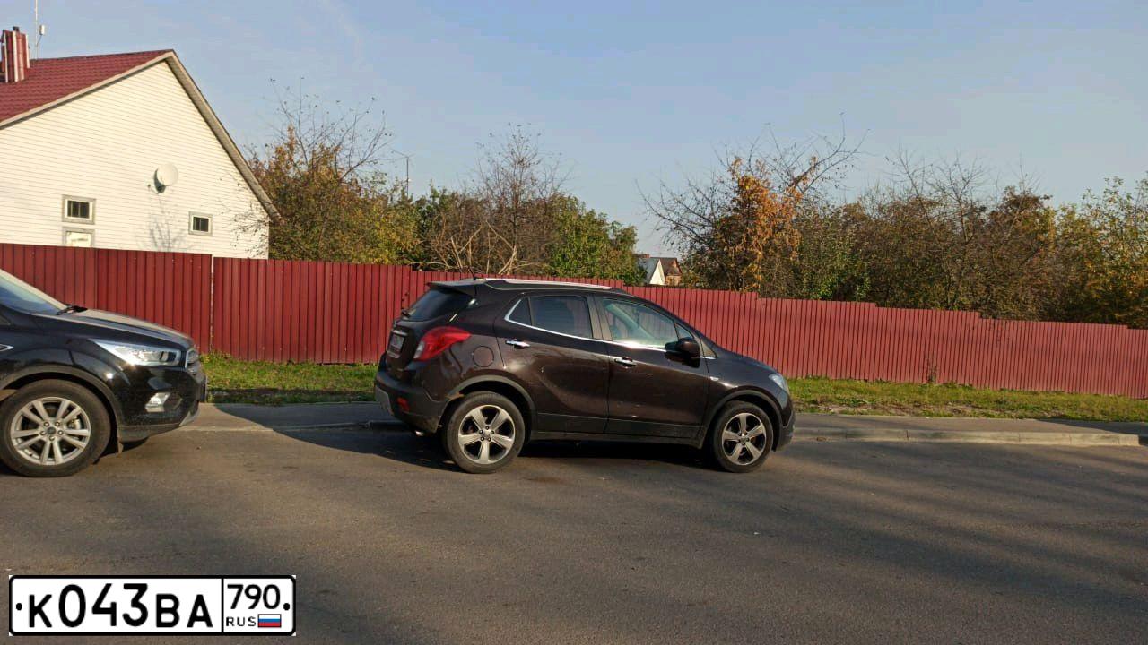 Фото автомобиля OPEL MOKKA, 2013 — госномер К043ВА790. Цвет: Коричневый