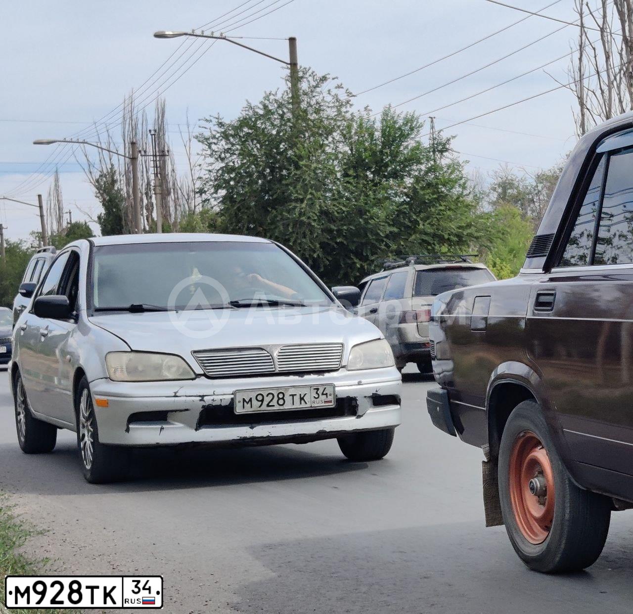 Фото автомобиля MITSUBISHI LANCER, 2002 — госномер М928ТК34. Цвет: серебристый