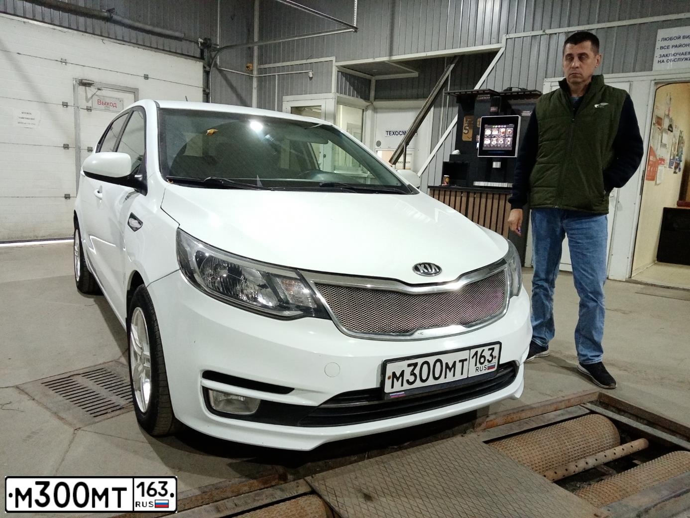 Фото автомобиля KIA RIO, 2015 — госномер М300МТ163. Цвет: Белый