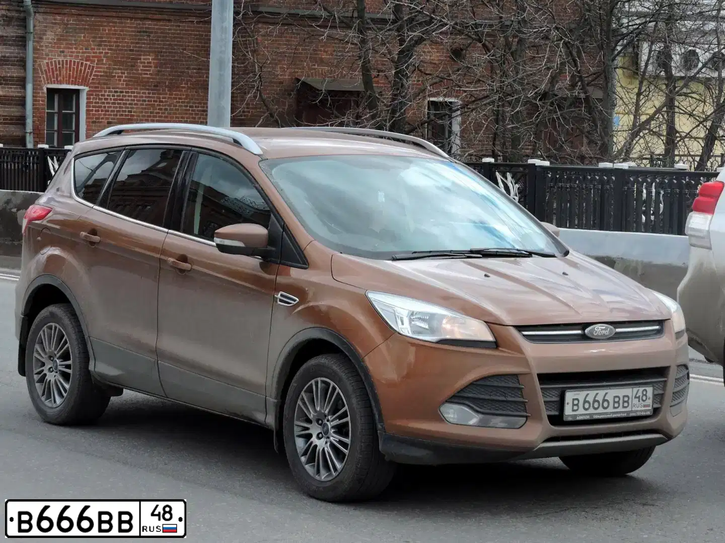 Фото автомобиля GROVE E GMK, 2007 — госномер В666ВВ48. Цвет: ЖЕЛТЫЙ