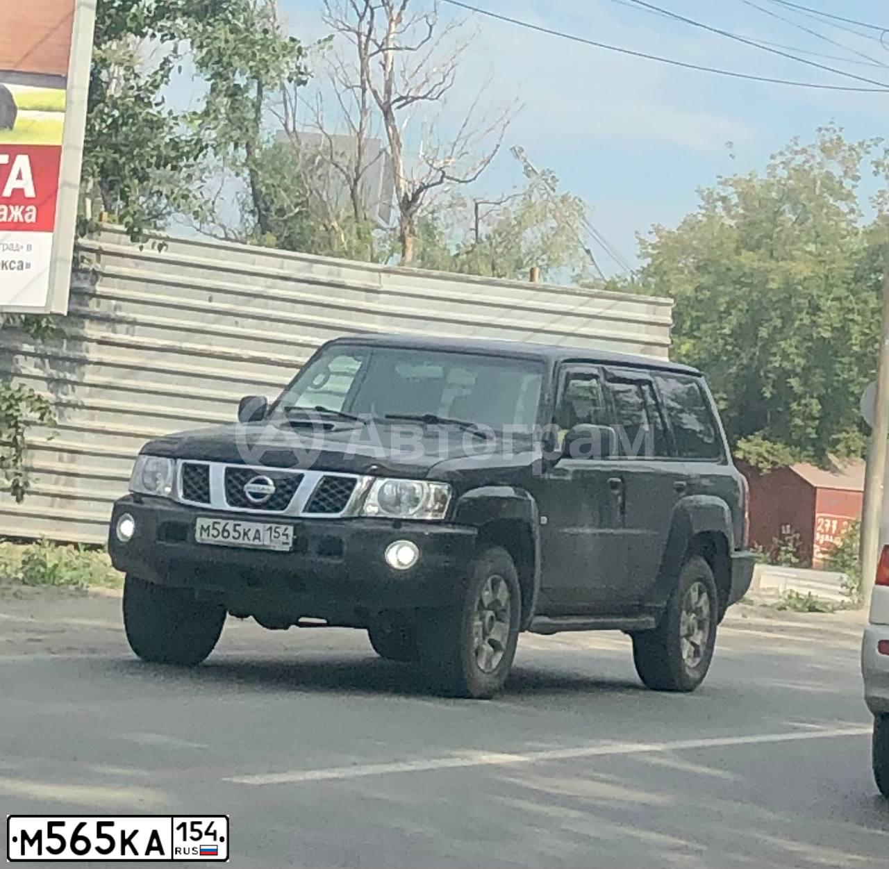 Фото автомобиля NISSAN PATROL, 2005 — госномер М565КА154. Цвет: ЧЕРНЫЙ
