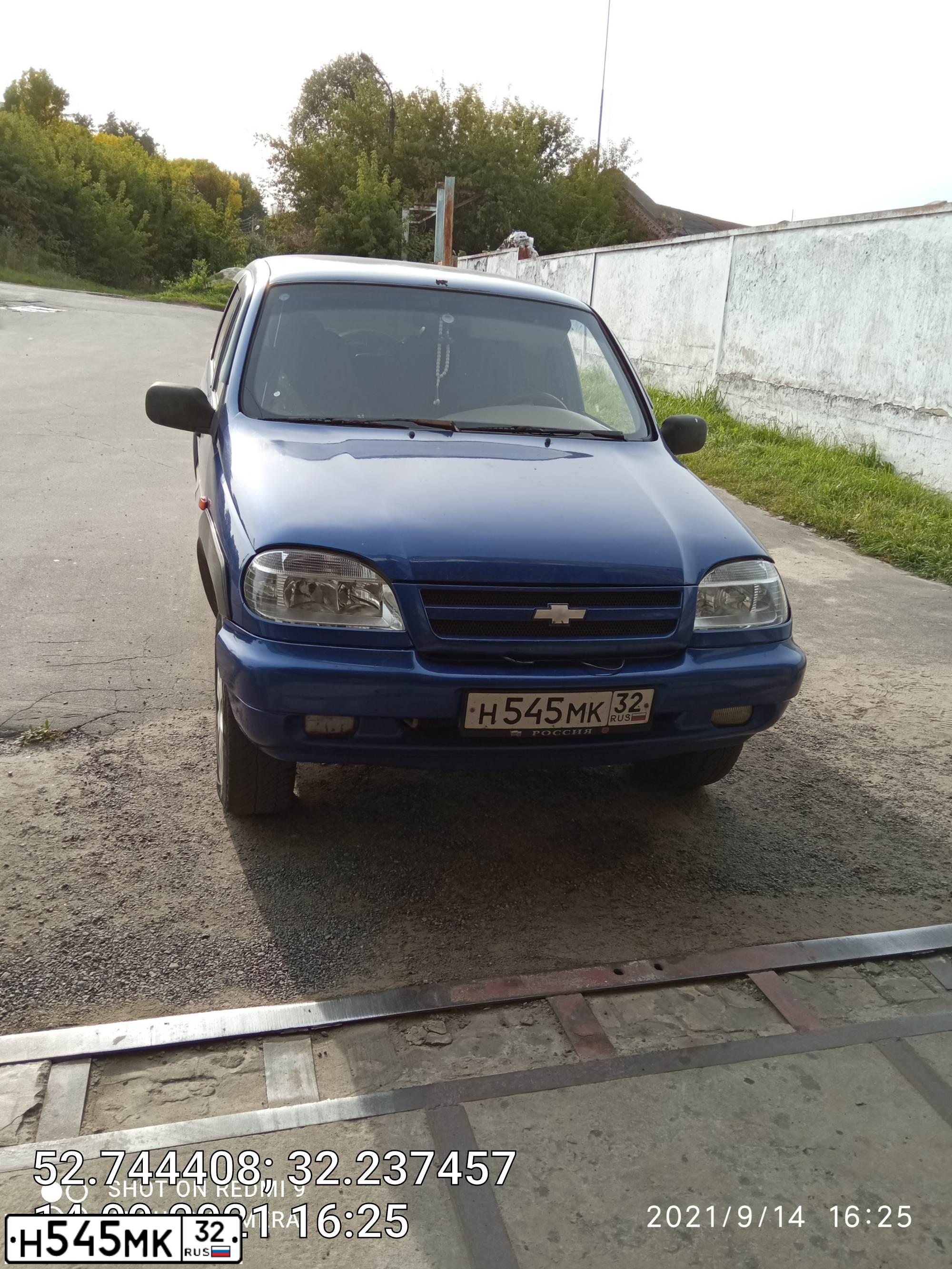 Фото автомобиля CHEVROLET NIVA, 2006 — госномер Н545МК32. Цвет: ЯРКО-СИНИЙ МЕТАЛЛИК