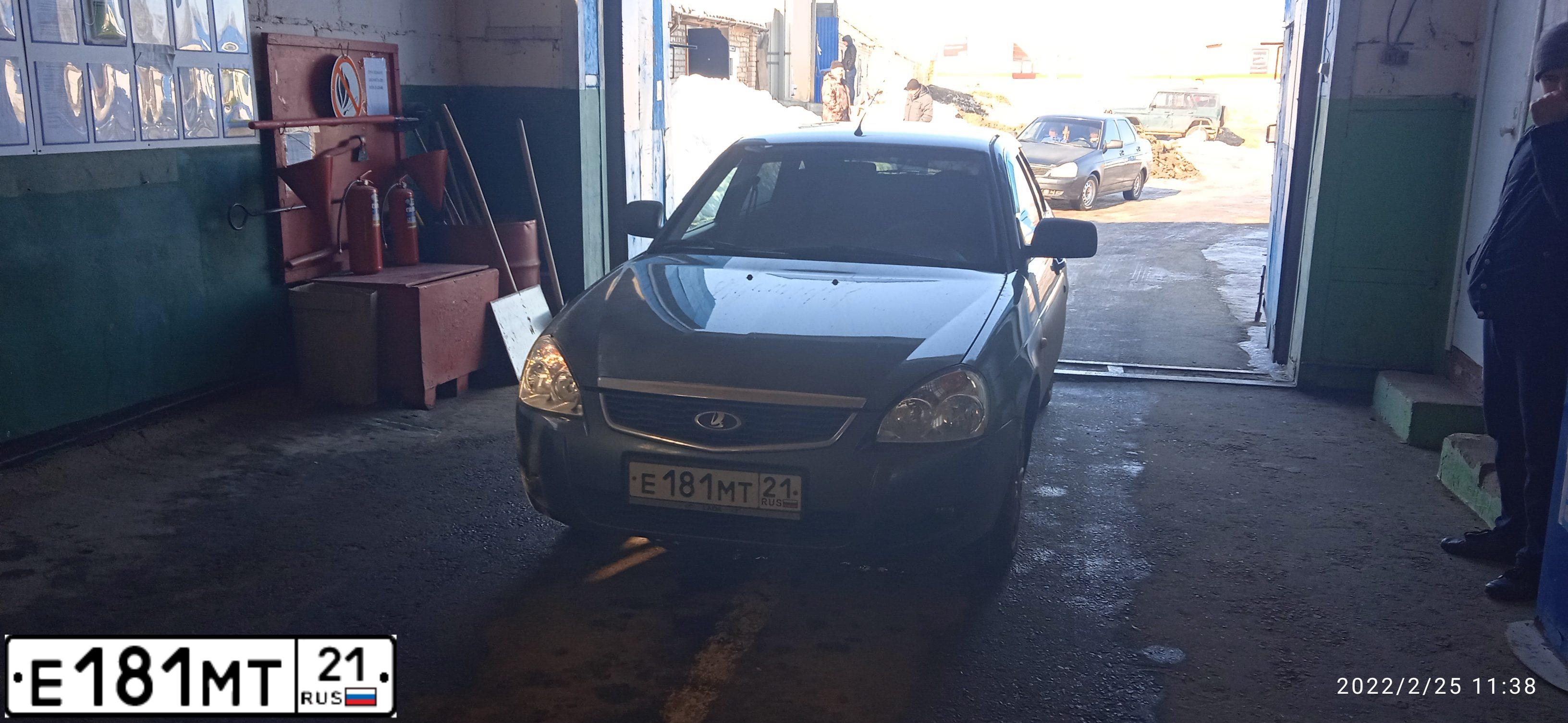 Фото автомобиля LADA 2172 PRIORA, 2014 — госномер Е181МТ21. Цвет: Серо-Синий