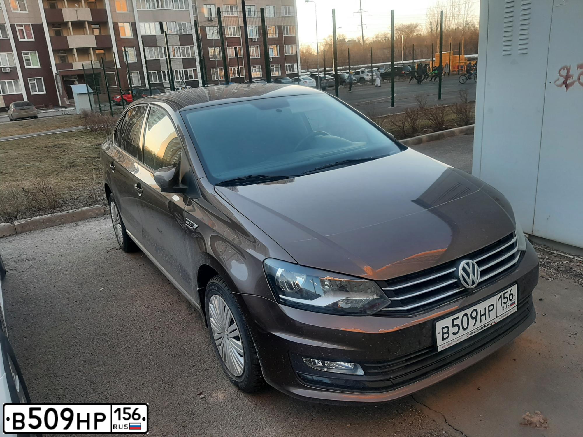 Фото автомобиля VOLKSWAGEN POLO, 2018 — госномер В771ВР156. Цвет: Коричневый