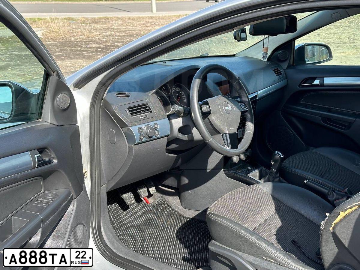 Фото автомобиля SSANGYONG KYRON, 2008 — госномер А888ТА22. Цвет: Серебристый
