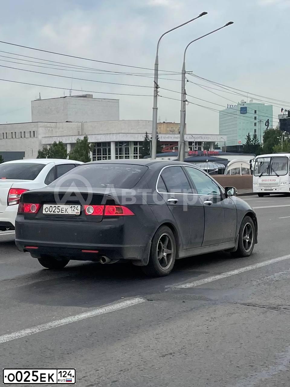 Фото автомобиля HONDA ACCORD, 2007 — госномер О025ЕК124. Цвет: КОРИЧНЕВЫЙ