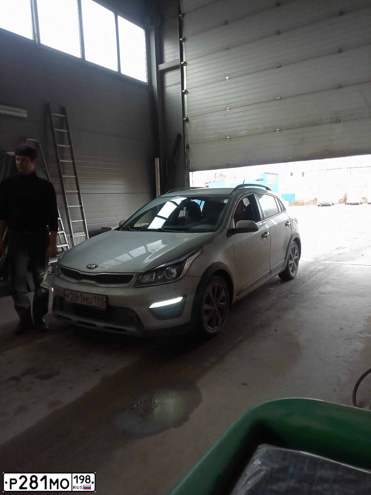 Фото автомобиля KIA RIO, 2017 — госномер Р281МО198. Цвет: Серебристый